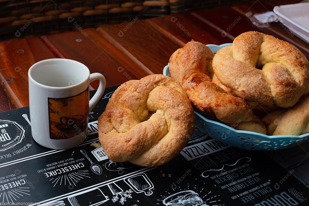 Pão típico tradicional da culinária Dinamarquesa em cesta branca, xícara