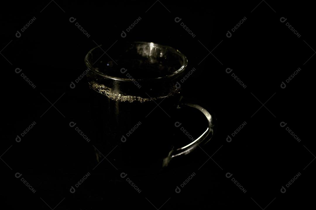 Xícara de café sobre fundo preto bebida