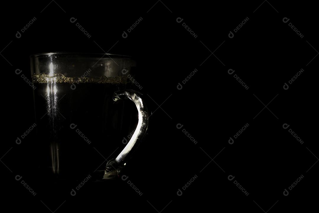 Xícara de café sobre fundo preto bebida
