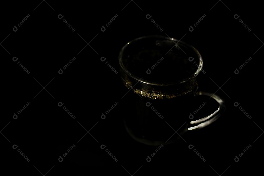 Xícara de café sobre fundo preto bebida