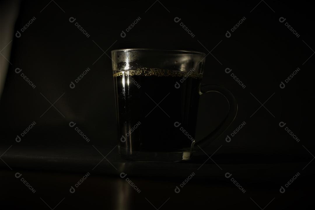 Xícara de café sobre fundo preto bebida