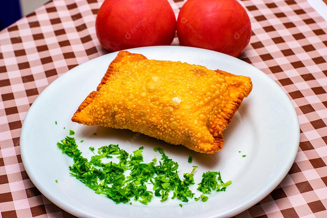 Pastel de vento servido em prato branco