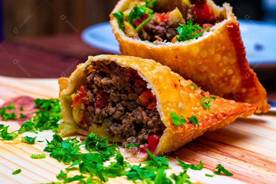 Pastel de vento recheado com carne