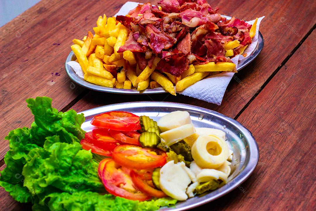 Prato de Comida Típica Brasileira Batata frita Salada
