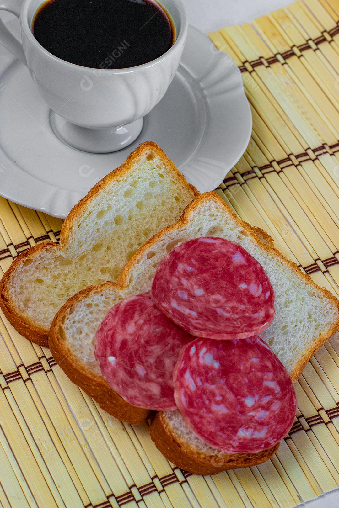 Delicioso café da manha pão e calabresa