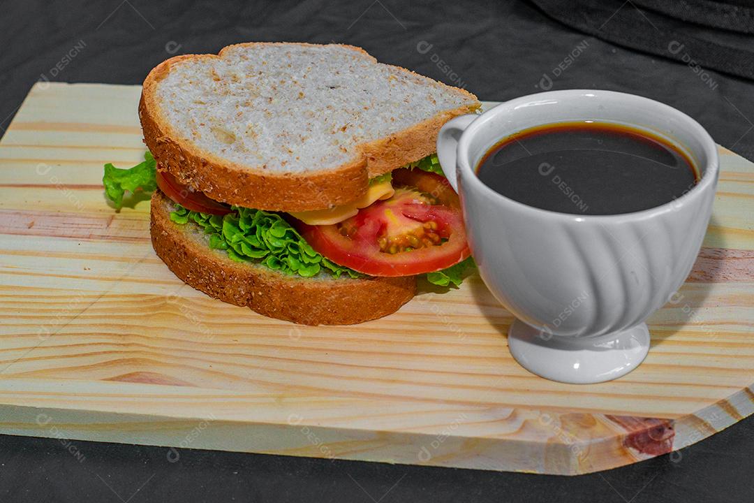 Sanduíche recheado e xicara de café