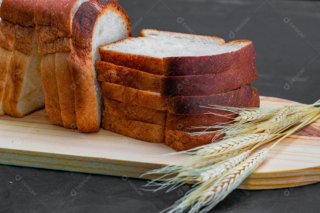 Pão de forma sobre tábua de madeira