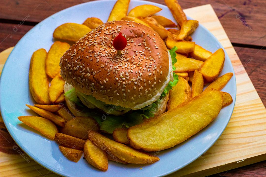 Hambúrguer recheado e batata frita