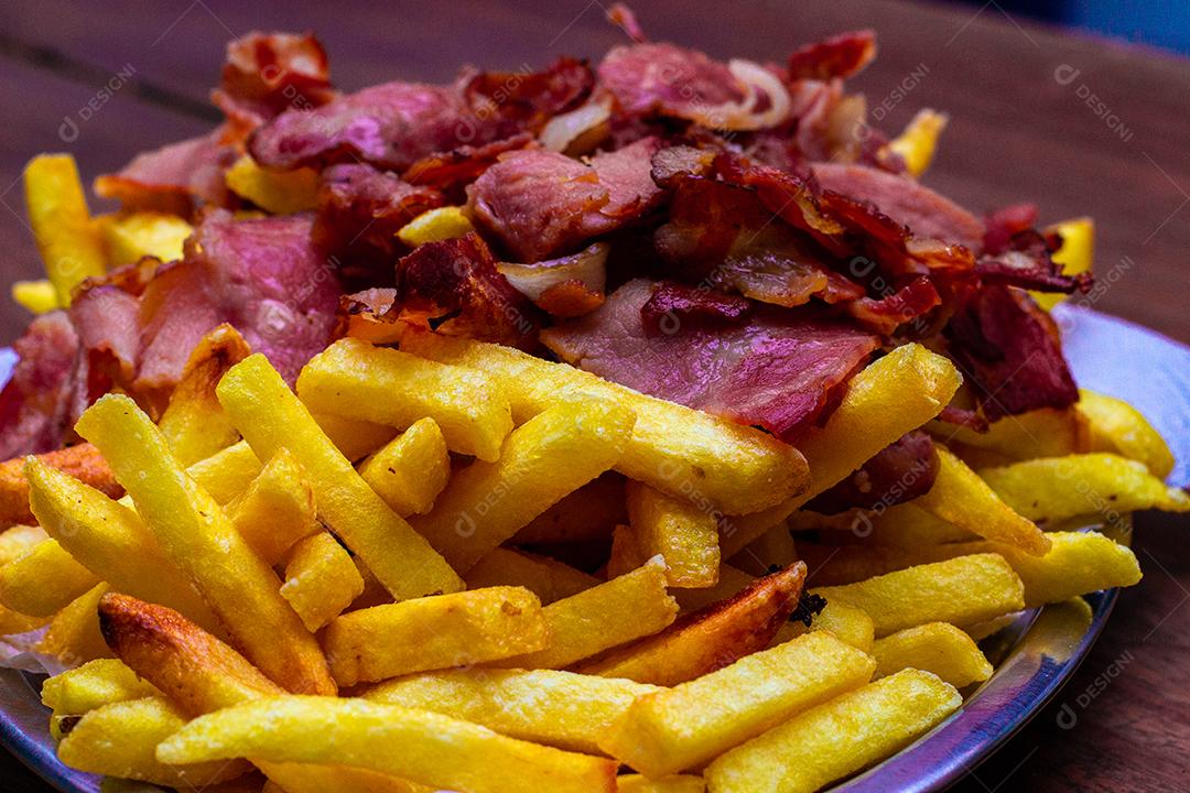 Petisco batata frita com bacon