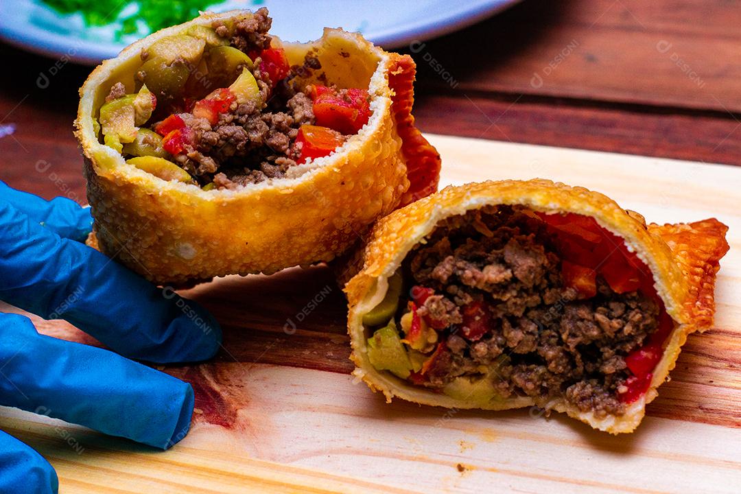 Delicioso pastel de vento recheado com carne moida servido em prato