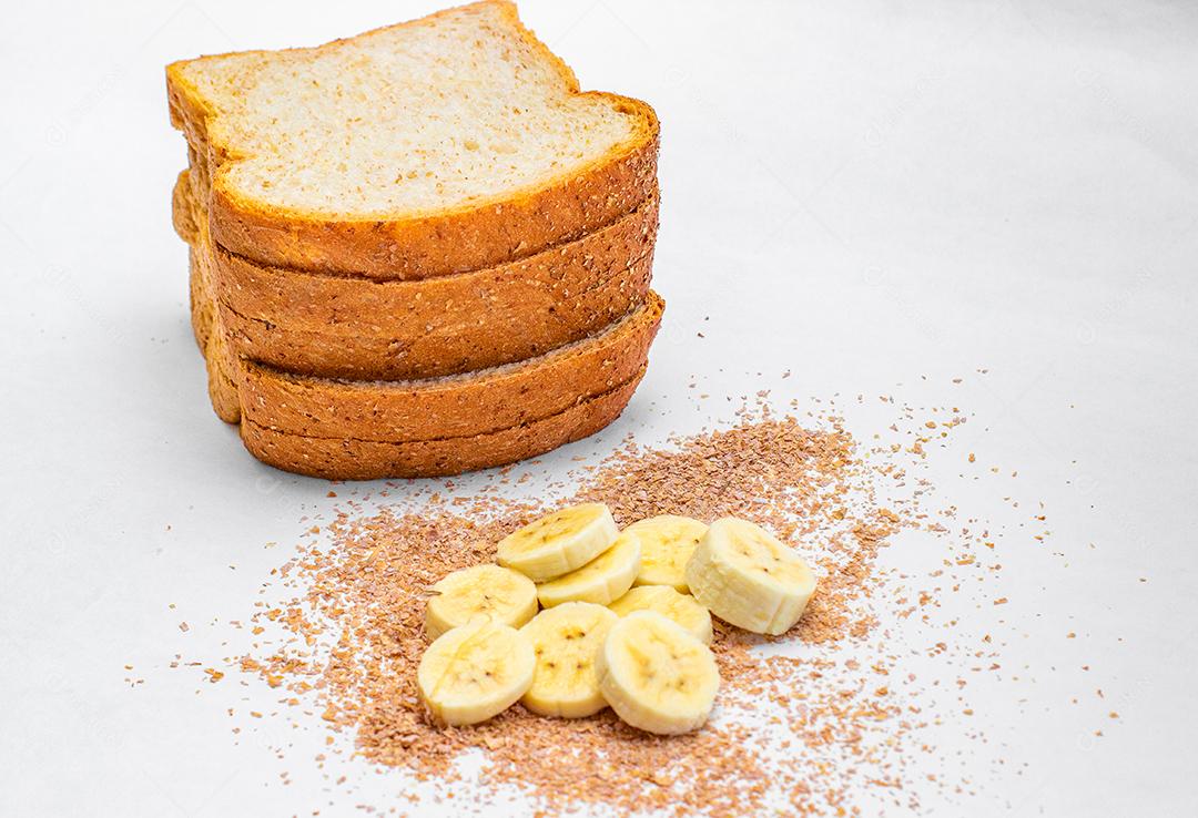 Delicioso pão de forma e trigo sobre tábua de madeira