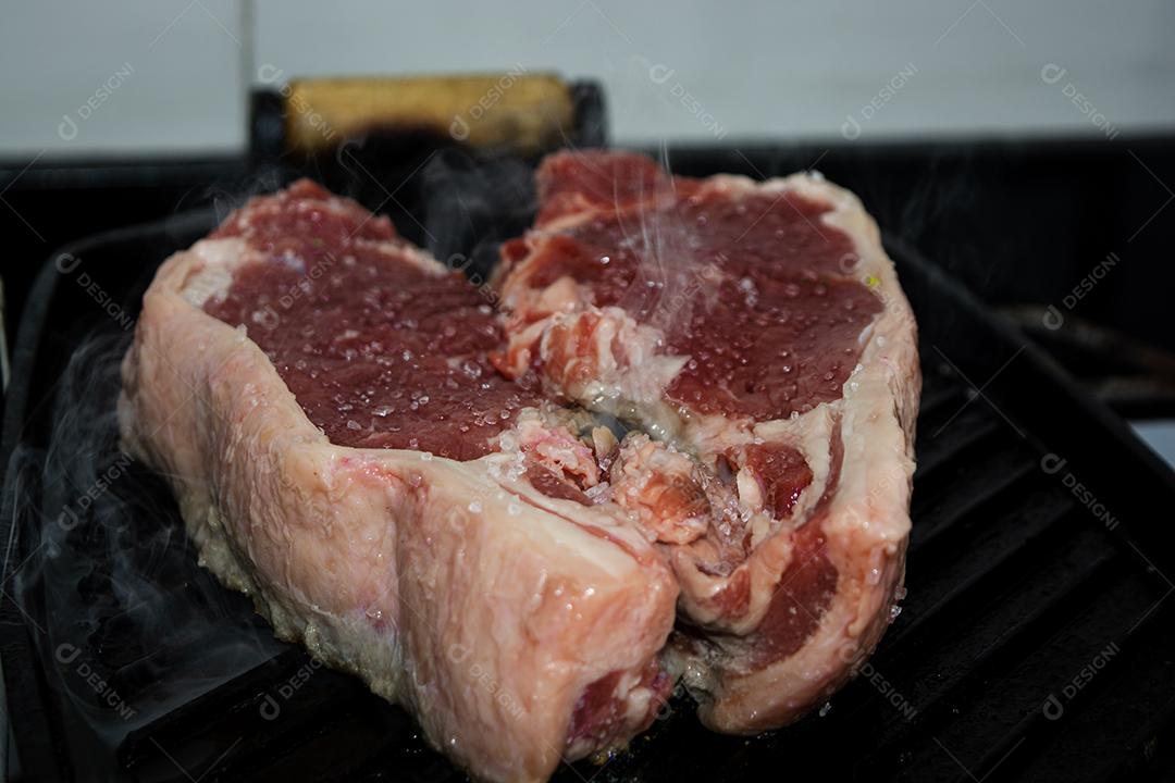 Deliciosa carne assada em churrasqueira eletrônica