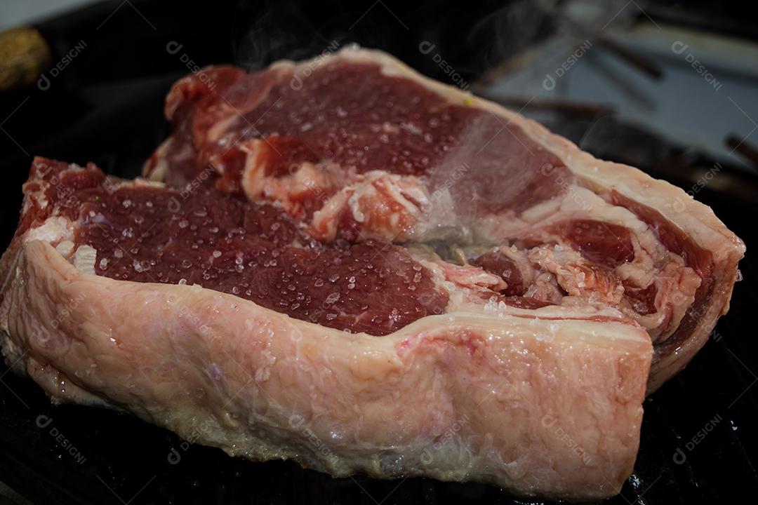 Deliciosa carne assada em churrasqueira eletrônica