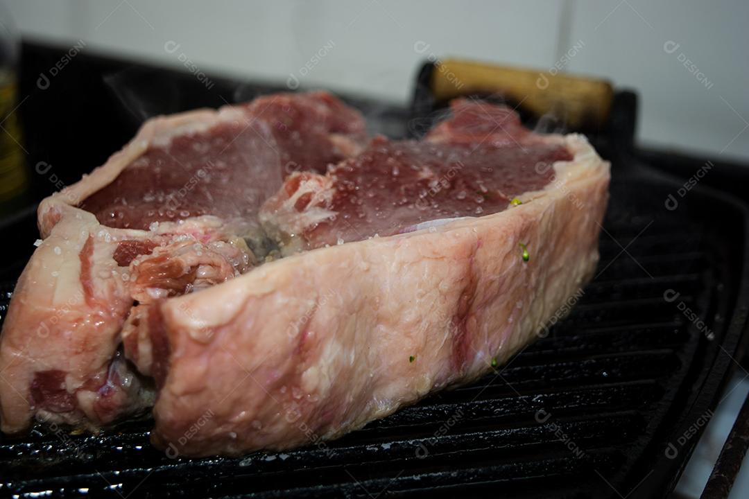 Deliciosa carne assada em churrasqueira eletrônica