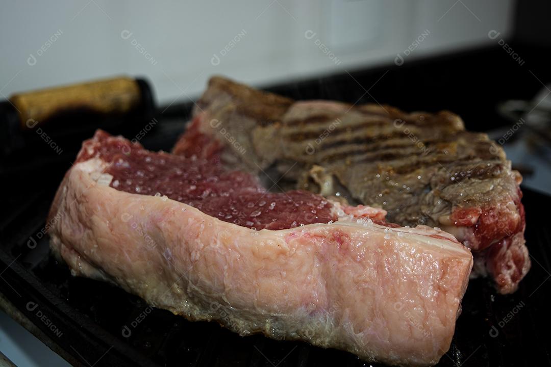 Deliciosa carne assada em churrasqueira eletrônica