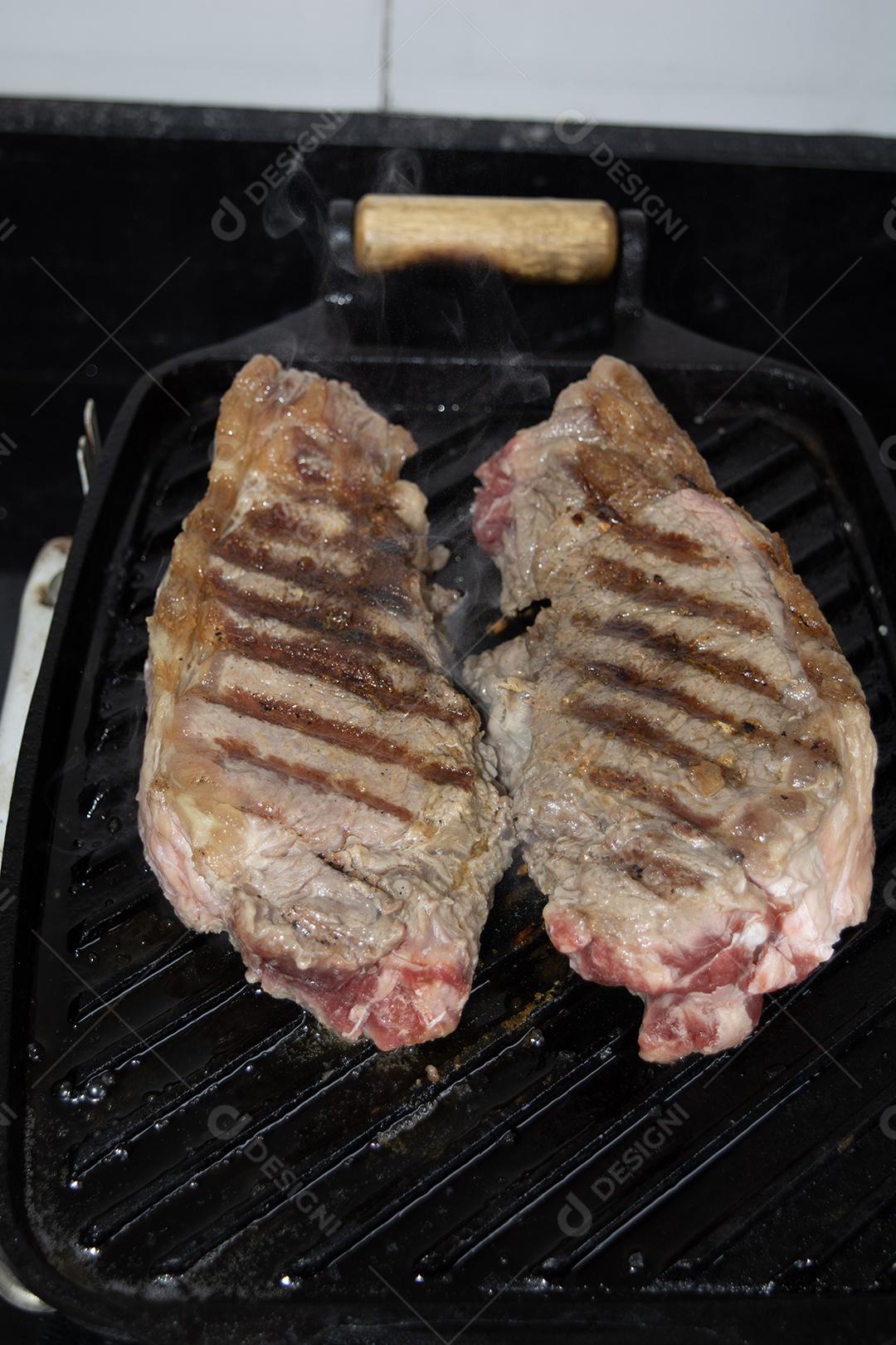 Deliciosa carne assada em churrasqueira eletrônica