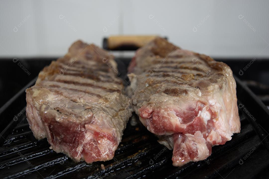 Deliciosa carne assada em churrasqueira eletrônica