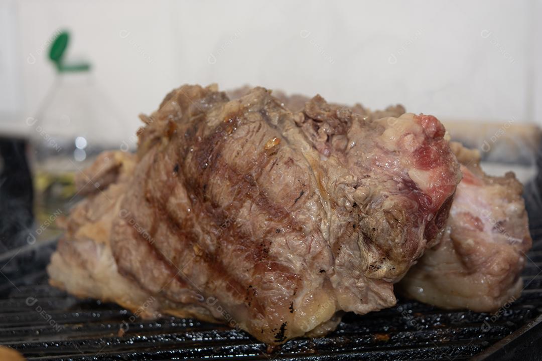 Deliciosa carne assada em churrasqueira eletrônica