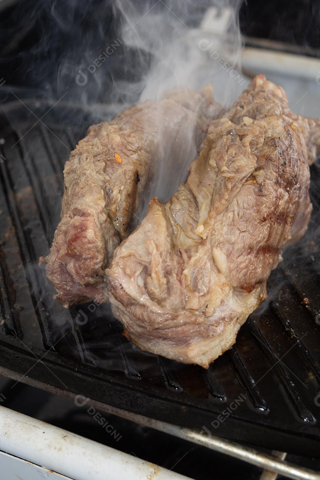 Deliciosa carne assada em churrasqueira eletrônica