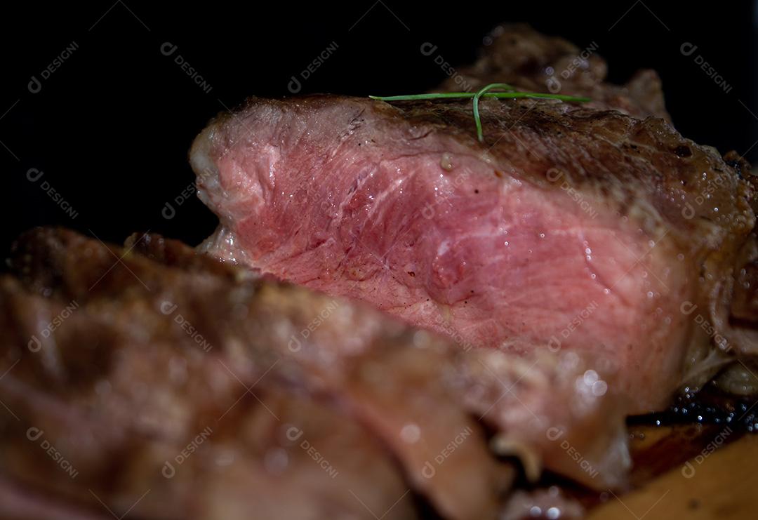 Carne bovina assada e cortada sobre a tabua