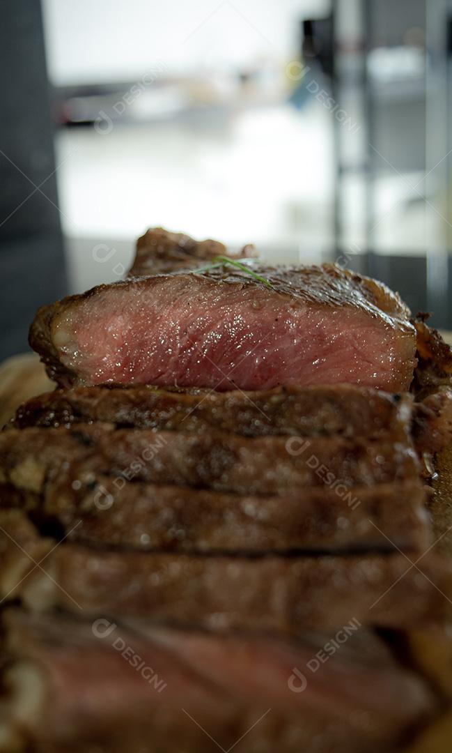 Carne bovina assada e cortada sobre a tabua