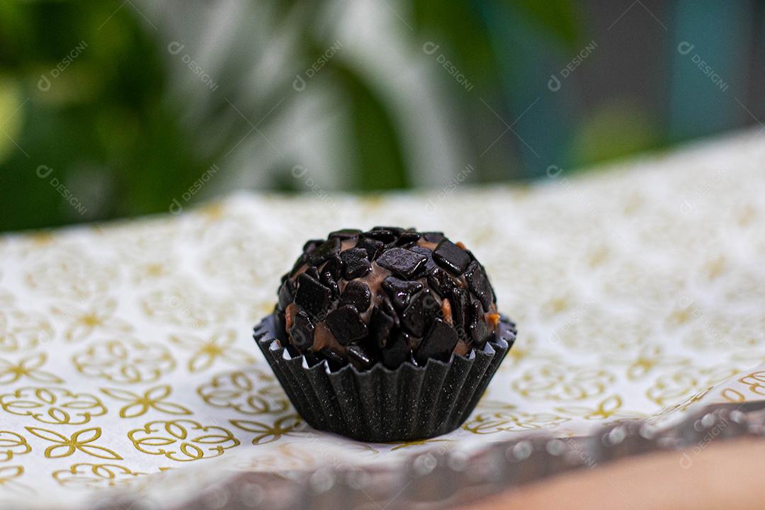 Brigadeiro de doce de leito com pedaços de chocolate