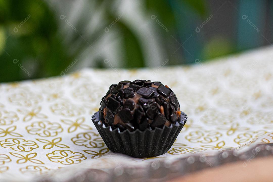 Brigadeiro de doce de leito com pedaços de chocolate