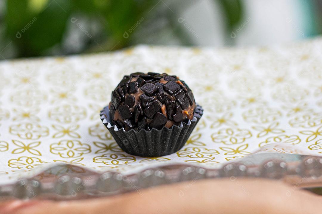 Brigadeiro de doce de leito com pedaços de chocolate