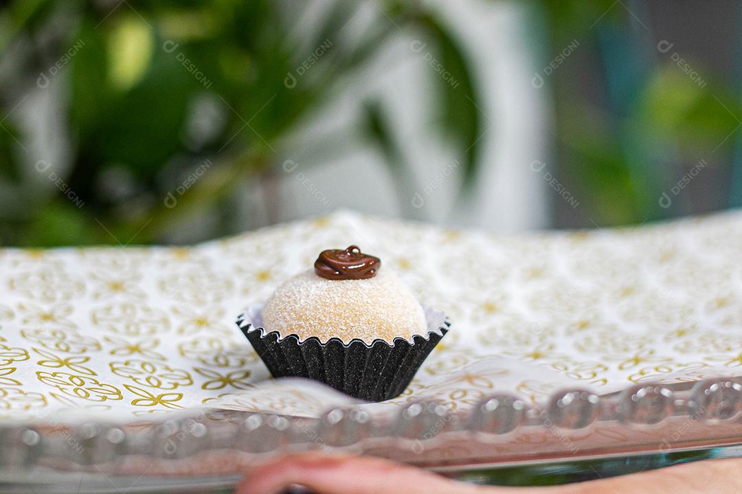 Delicioso brigadeiro de chocolate branco em forminha preta