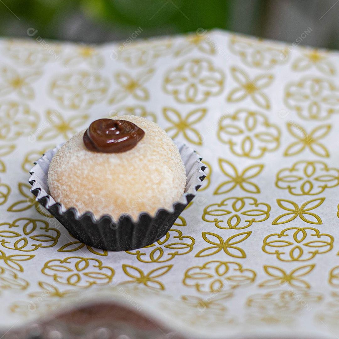 Delicioso brigadeiro de chocolate branco em forminha preta