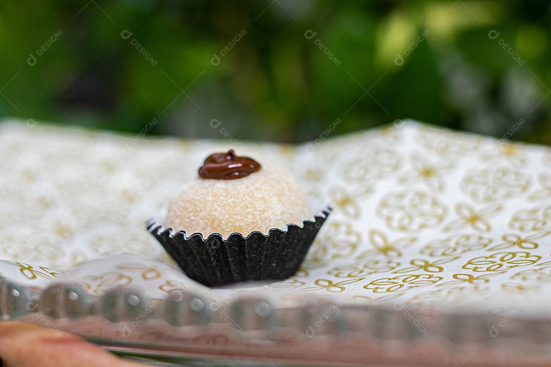 Brigadeiro de doce em forminha preta