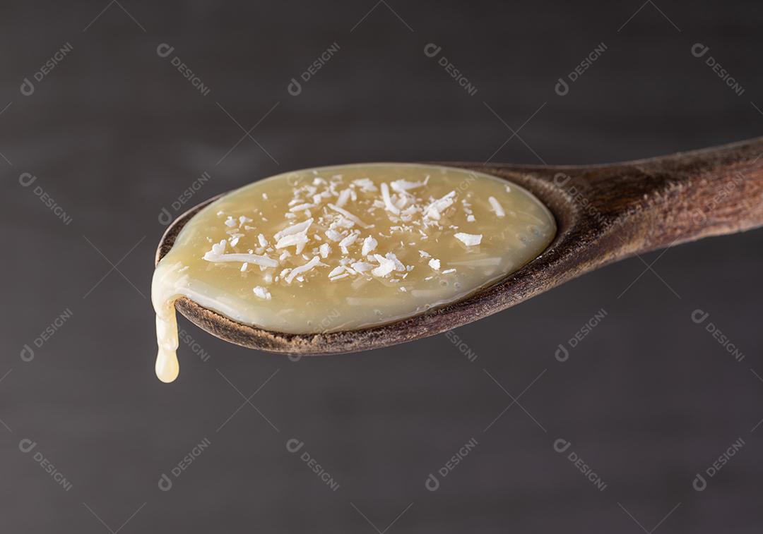 Cigarra cremosa, doce de coco tradicional brasileiro com coco ralado.