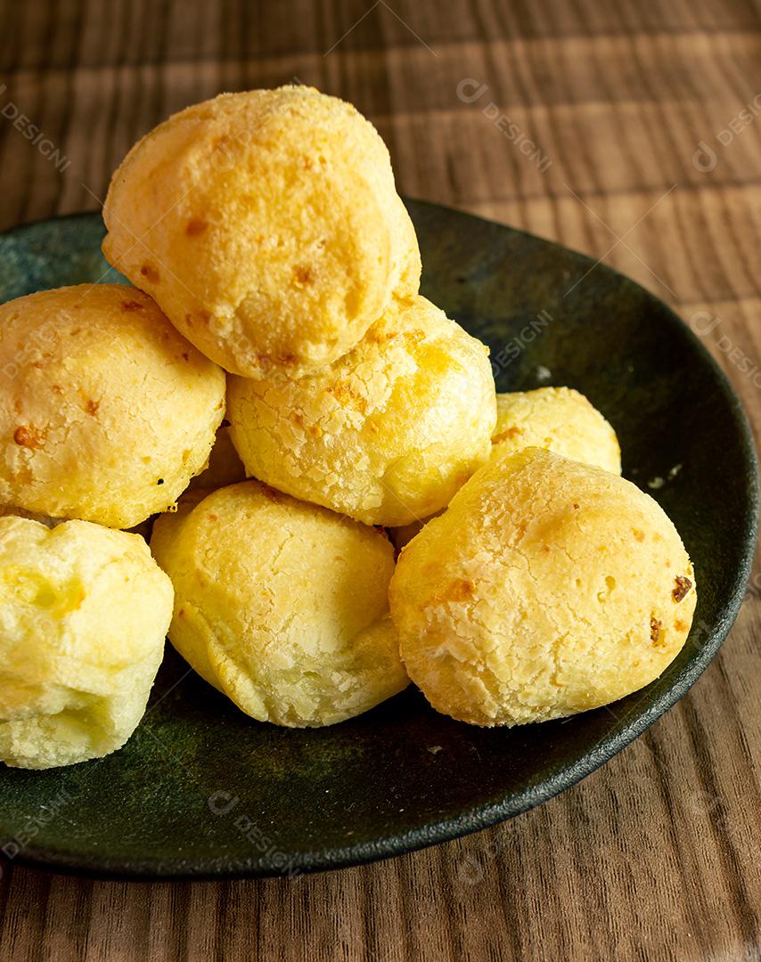 Pão de queijo brasileiro conhecido como pão de queijo em um recipiente