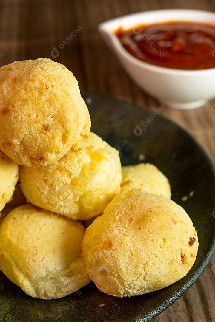 Pão de queijo brasileiro conhecido como pão de queijo em um recipiente
