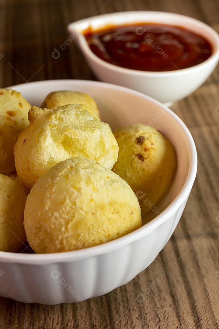 Pão de queijo brasileiro conhecido como pão de queijo em um recipiente