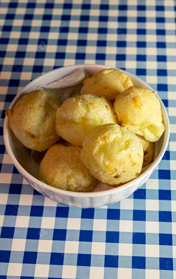 Pão de queijo brasileiro conhecido como pão de queijo em um recipiente