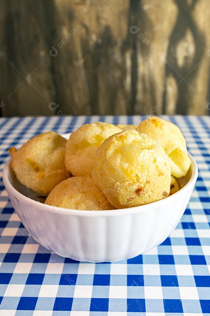 Pão de queijo brasileiro conhecido como pão de queijo em um recipiente