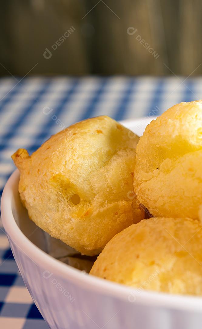 Pão de queijo brasileiro conhecido como pão de queijo em um recipiente