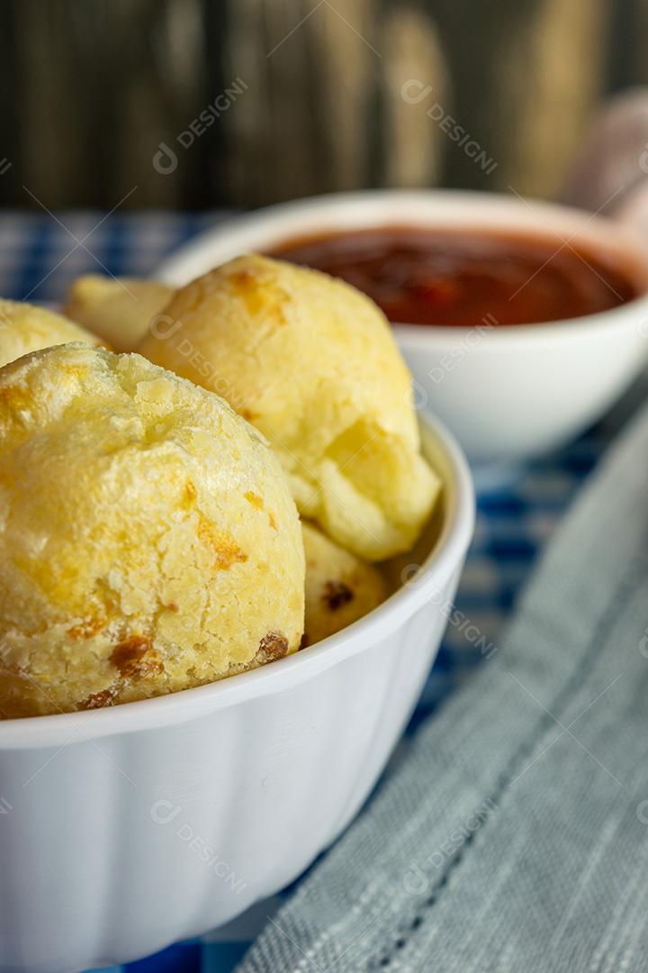 Pão de queijo brasileiro conhecido como pão de queijo em um recipiente