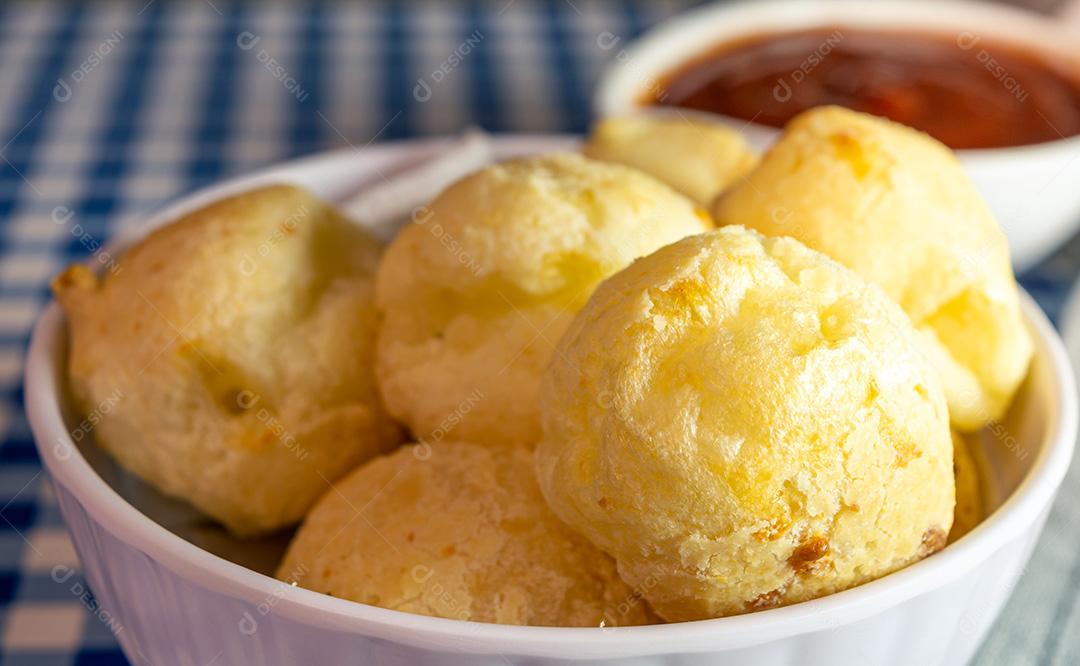 Pão de queijo brasileiro conhecido como pão de queijo em um recipiente