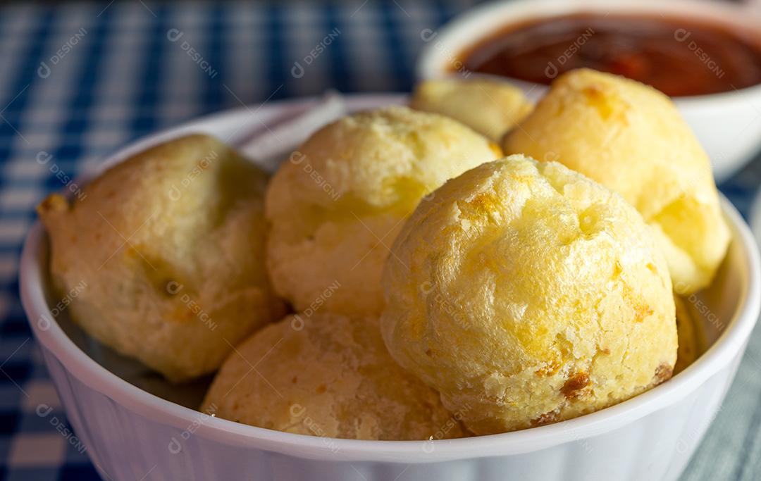 Pão de queijo brasileiro conhecido como pão de queijo em um recipiente