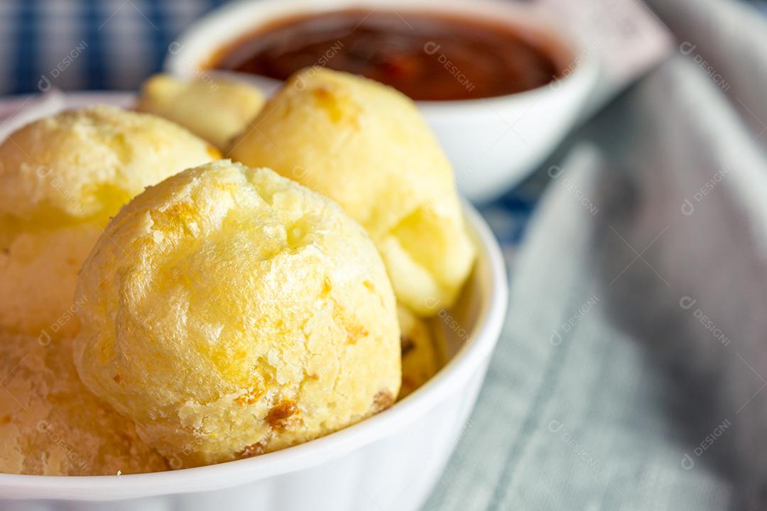 Pão de queijo brasileiro conhecido como pão de queijo em um recipiente