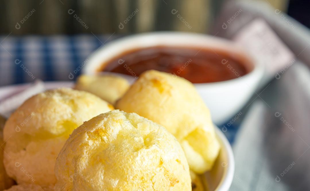 Pão de queijo brasileiro conhecido como pão de queijo em um recipiente