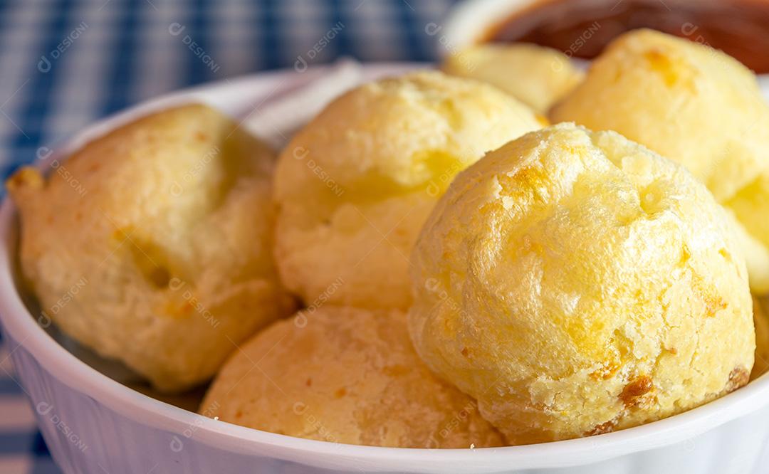 Pão de queijo brasileiro conhecido como pão de queijo em um recipiente