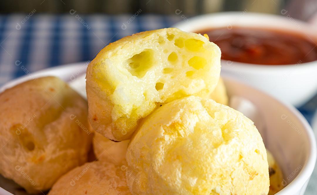 Pão de queijo brasileiro conhecido como pão de queijo em um recipiente