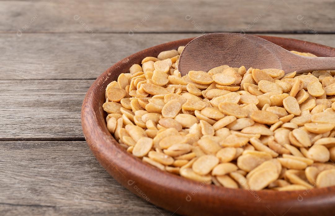 Lanche de feijão de soja frito em um prato sobre mesa de madeira com foco estreito.