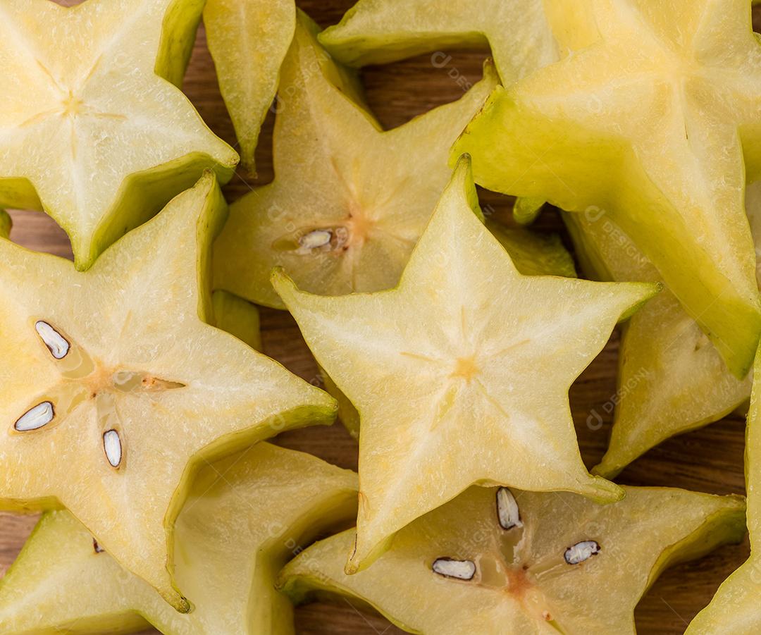 Um grupo de fatias de carambola. Cenário de comida.