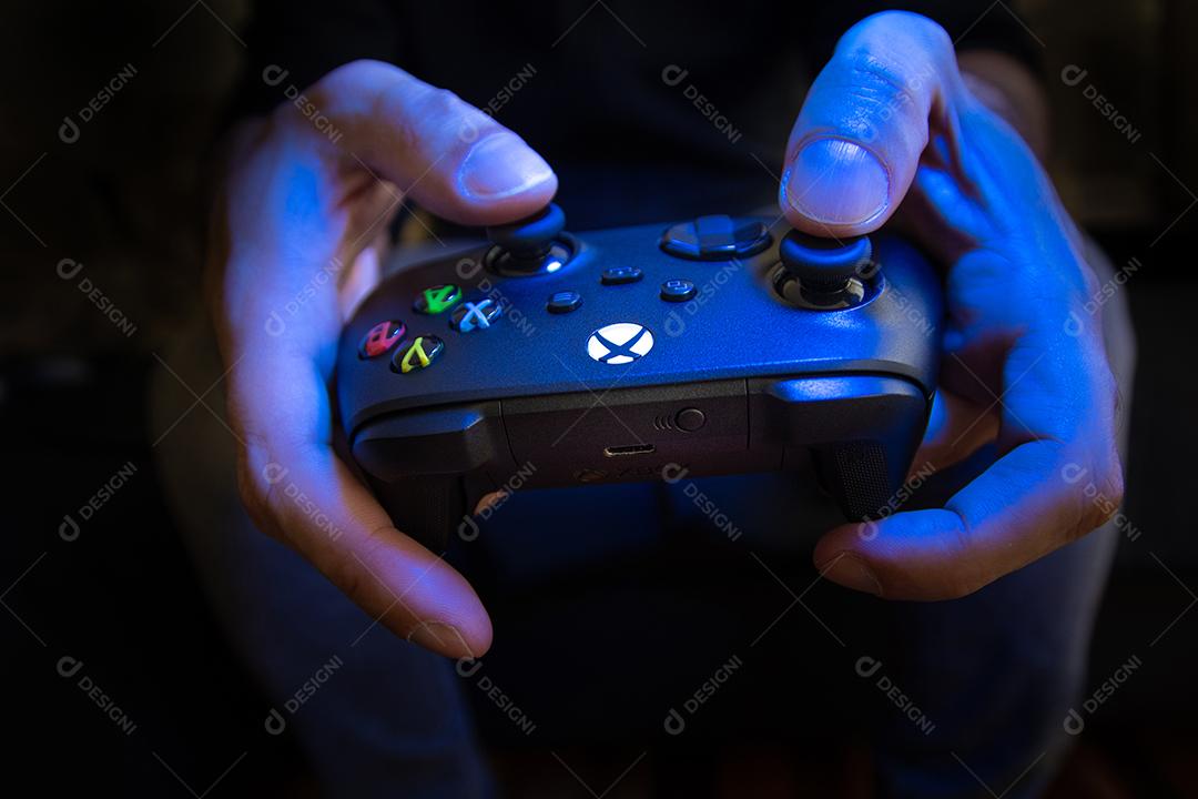 Homem segurando o controle do xbox 5, 17 de maio de 2022, São Paulo, Brasil.