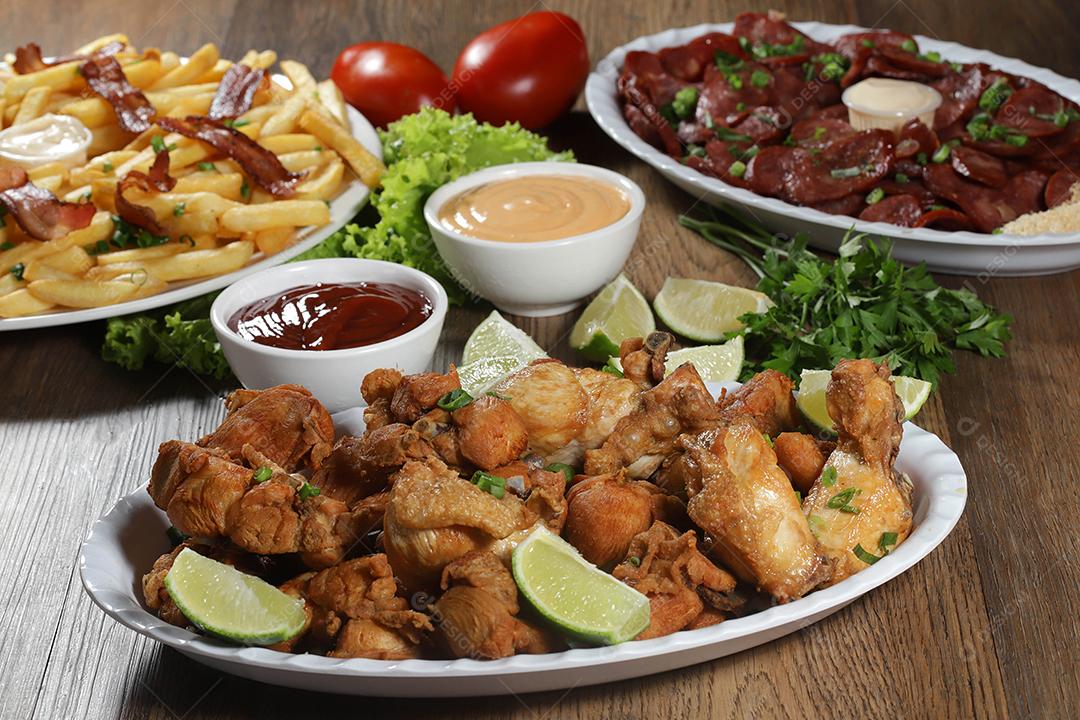 Porção de frango frito com limão. Alface, cebolinha, ketchup e maionese.