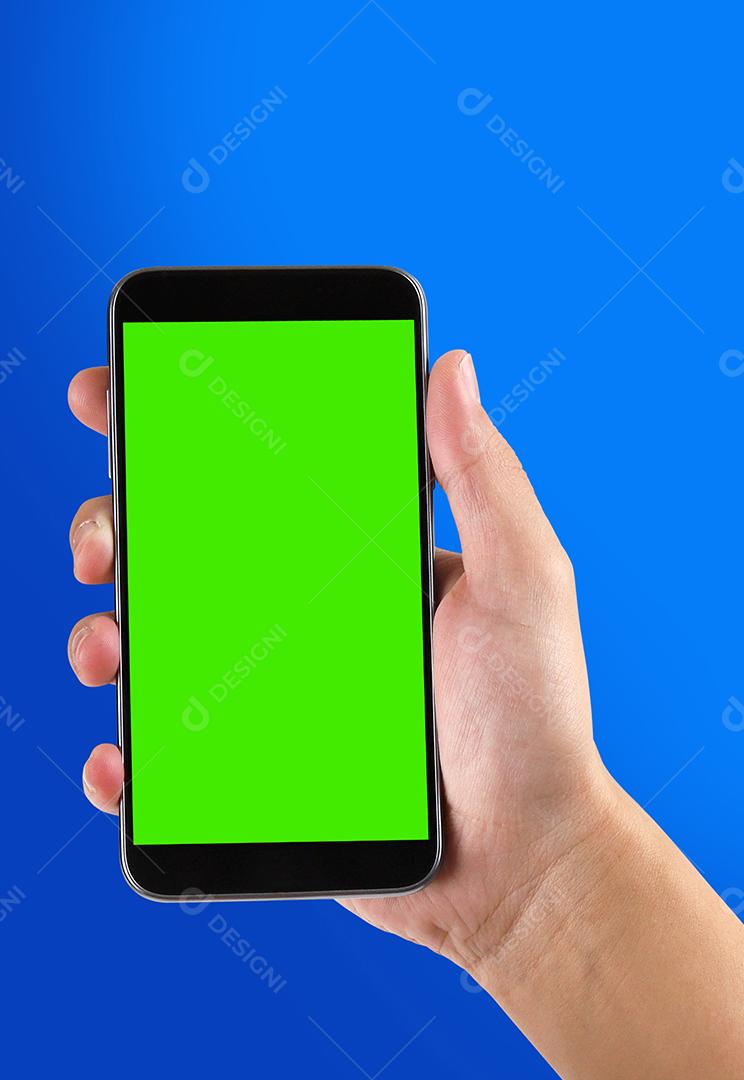 Mão segurando o celular na tela de fundo azul e croma.